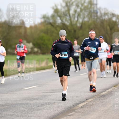 12.04.2026 - 45. Internationalen Wilhelmsburger Insellauf Dr. Thomas Lammeyer http://msf.ph/oto/9437317 12.04.2026 09:30:20 Laufen 3718, 5432 meine-sportfotos.de