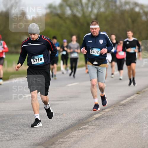 12.04.2026 - 45. Internationalen Wilhelmsburger Insellauf Dr. Thomas Lammeyer http://msf.ph/oto/9437325 12.04.2026 09:30:22 Laufen 3718, 5432 meine-sportfotos.de