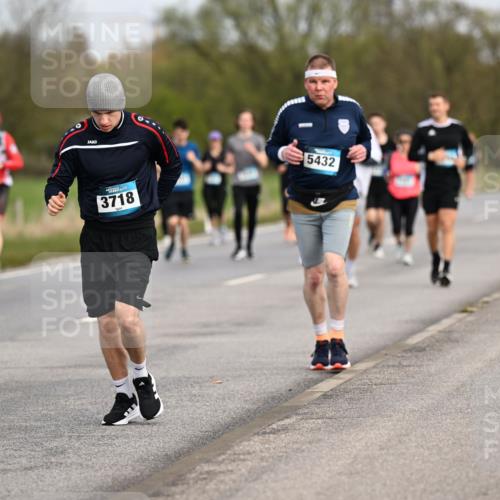 12.04.2026 - 45. Internationalen Wilhelmsburger Insellauf Dr. Thomas Lammeyer http://msf.ph/oto/9437326 12.04.2026 09:30:22 Laufen 3718, 5432 meine-sportfotos.de