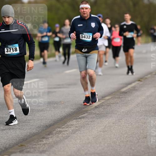 12.04.2026 - 45. Internationalen Wilhelmsburger Insellauf Dr. Thomas Lammeyer http://msf.ph/oto/9437328 12.04.2026 09:30:22 Laufen 3718, 5432 meine-sportfotos.de