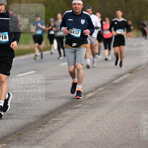 12.04.2026 - 45. Internationalen Wilhelmsburger Insellauf Dr. Thomas Lammeyer http://msf.ph/oto/9437330 12.04.2026 09:30:23 Laufen 3718, 5432 meine-sportfotos.de