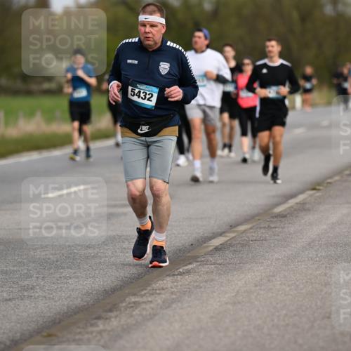 12.04.2026 - 45. Internationalen Wilhelmsburger Insellauf Dr. Thomas Lammeyer http://msf.ph/oto/9437333 12.04.2026 09:30:23 Laufen 3718, 5432 meine-sportfotos.de