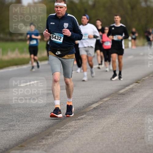 12.04.2026 - 45. Internationalen Wilhelmsburger Insellauf Dr. Thomas Lammeyer http://msf.ph/oto/9437334 12.04.2026 09:30:24 Laufen 3718, 5432 meine-sportfotos.de
