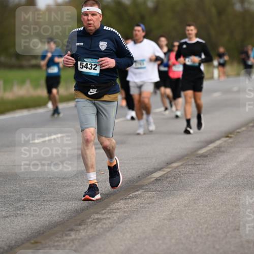 12.04.2026 - 45. Internationalen Wilhelmsburger Insellauf Dr. Thomas Lammeyer http://msf.ph/oto/9437335 12.04.2026 09:30:24 Laufen 71, 5432 meine-sportfotos.de