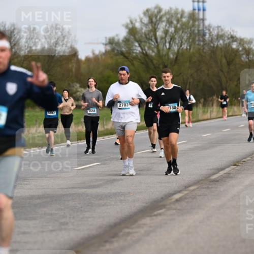 12.04.2026 - 45. Internationalen Wilhelmsburger Insellauf Dr. Thomas Lammeyer http://msf.ph/oto/9437342 12.04.2026 09:30:26 Laufen 18, 5432, 2703, 5583, 5558, 788, 2471 meine-sportfotos.de