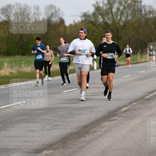 12.04.2026 - 45. Internationalen Wilhelmsburger Insellauf Dr. Thomas Lammeyer http://msf.ph/oto/9437347 12.04.2026 09:30:27 Laufen 5583, 5558, 703, 788, 2471 meine-sportfotos.de