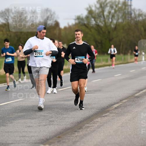 12.04.2026 - 45. Internationalen Wilhelmsburger Insellauf Dr. Thomas Lammeyer http://msf.ph/oto/9437362 12.04.2026 09:30:29 Laufen 5583, 2703, 719, 24313, 4788 meine-sportfotos.de