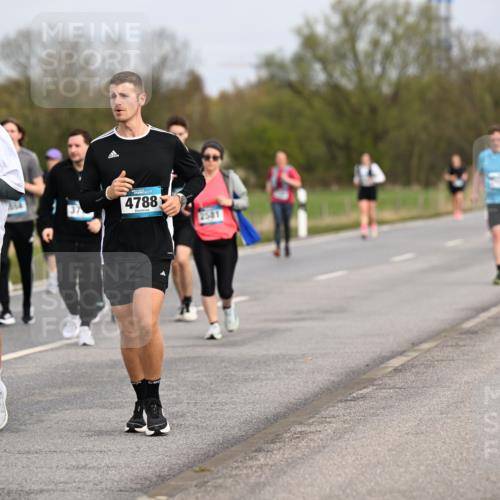 12.04.2026 - 45. Internationalen Wilhelmsburger Insellauf Dr. Thomas Lammeyer http://msf.ph/oto/9437372 12.04.2026 09:30:31 Laufen 2703, 4788, 2581 meine-sportfotos.de