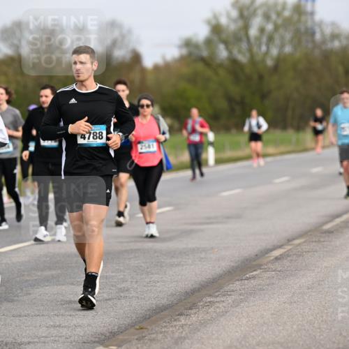 12.04.2026 - 45. Internationalen Wilhelmsburger Insellauf Dr. Thomas Lammeyer http://msf.ph/oto/9437373 12.04.2026 09:30:31 Laufen 2703, 4788, 541 meine-sportfotos.de