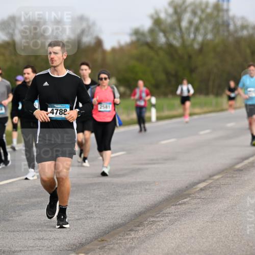 12.04.2026 - 45. Internationalen Wilhelmsburger Insellauf Dr. Thomas Lammeyer http://msf.ph/oto/9437374 12.04.2026 09:30:32 Laufen 2703, 4782, 2581 meine-sportfotos.de