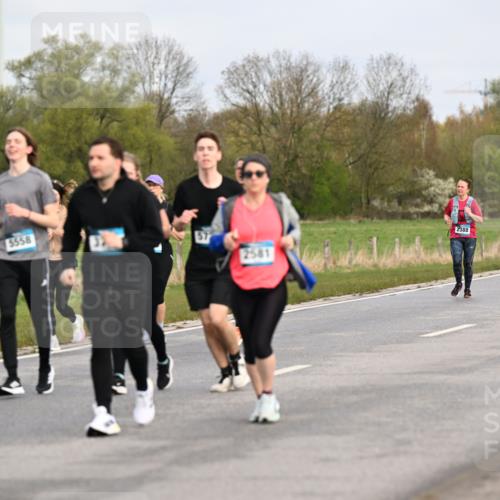 12.04.2026 - 45. Internationalen Wilhelmsburger Insellauf Dr. Thomas Lammeyer http://msf.ph/oto/9437383 12.04.2026 09:30:34 Laufen 5558, 57, 2581, 2388 meine-sportfotos.de