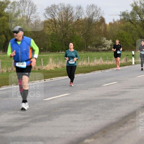 12.04.2026 - 45. Internationalen Wilhelmsburger Insellauf Dr. Thomas Lammeyer http://msf.ph/oto/9437447 12.04.2026 09:30:49 Laufen 3543, 2450, 2480 meine-sportfotos.de