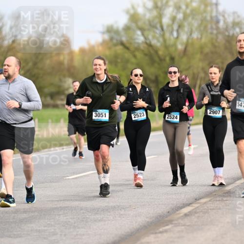 12.04.2026 - 45. Internationalen Wilhelmsburger Insellauf Dr. Thomas Lammeyer http://msf.ph/oto/9437482 12.04.2026 09:31:07 Laufen 464, 49, 3051, 2523, 2524, 2907, 5471 meine-sportfotos.de