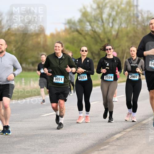 12.04.2026 - 45. Internationalen Wilhelmsburger Insellauf Dr. Thomas Lammeyer http://msf.ph/oto/9437484 12.04.2026 09:31:07 Laufen 49, 3051, 2523, 2524, 2907, 5471 meine-sportfotos.de