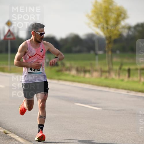12.04.2026 - 45. Internationalen Wilhelmsburger Insellauf Dr. Thomas Lammeyer http://msf.ph/oto/9438112 12.04.2026 09:46:57 Laufen 4342, 27, 11 meine-sportfotos.de