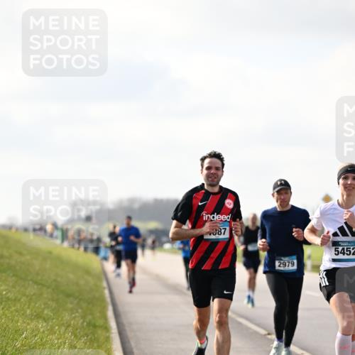 12.04.2026 - 45. Internationalen Wilhelmsburger Insellauf Dr. Thomas Lammeyer http://msf.ph/oto/9440421 12.04.2026 10:04:59 Laufen 387, 2979, 5452 meine-sportfotos.de