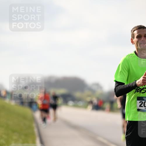 12.04.2026 - 45. Internationalen Wilhelmsburger Insellauf Dr. Thomas Lammeyer http://msf.ph/oto/9440572 12.04.2026 10:05:30 Laufen 45, 20, 20 meine-sportfotos.de