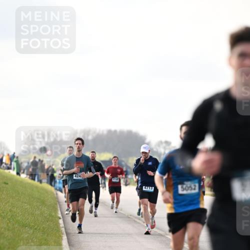 12.04.2026 - 45. Internationalen Wilhelmsburger Insellauf Dr. Thomas Lammeyer http://msf.ph/oto/9440820 12.04.2026 10:06:09 Laufen 424, 4144, 4713, 5052 meine-sportfotos.de