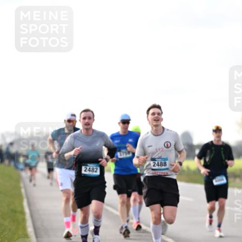 12.04.2026 - 45. Internationalen Wilhelmsburger Insellauf Dr. Thomas Lammeyer http://msf.ph/oto/9441823 12.04.2026 10:09:23 Laufen 2482, 2488 meine-sportfotos.de