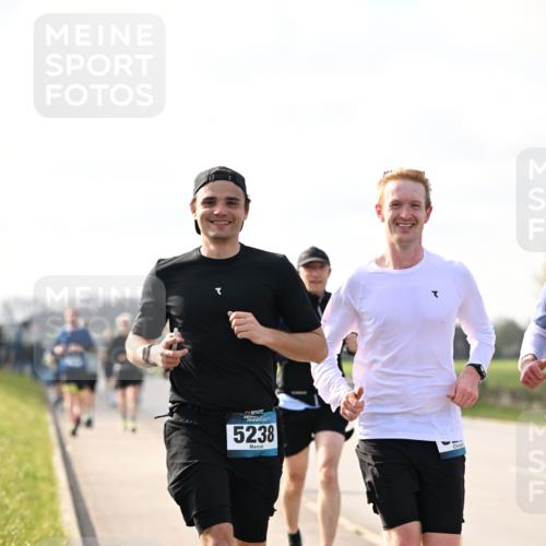 12.04.2026 - 45. Internationalen Wilhelmsburger Insellauf Dr. Thomas Lammeyer http://msf.ph/oto/9442025 12.04.2026 10:10:07 Laufen 5209, 5238 meine-sportfotos.de