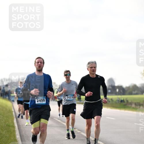 12.04.2026 - 45. Internationalen Wilhelmsburger Insellauf Dr. Thomas Lammeyer http://msf.ph/oto/9442063 12.04.2026 10:10:15 Laufen 2423, 2459 meine-sportfotos.de