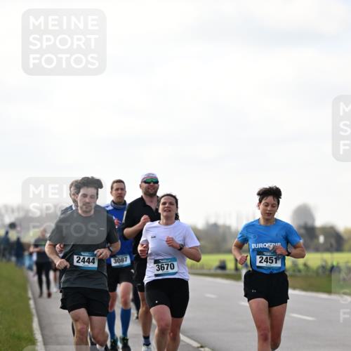 12.04.2026 - 45. Internationalen Wilhelmsburger Insellauf Dr. Thomas Lammeyer http://msf.ph/oto/9442670 12.04.2026 10:13:00 Laufen 2444, 3087, 3670, 2451 meine-sportfotos.de