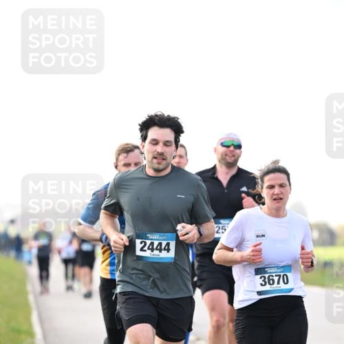 12.04.2026 - 45. Internationalen Wilhelmsburger Insellauf Dr. Thomas Lammeyer http://msf.ph/oto/9442682 12.04.2026 10:13:02 Laufen 2444, 25, 3670 meine-sportfotos.de