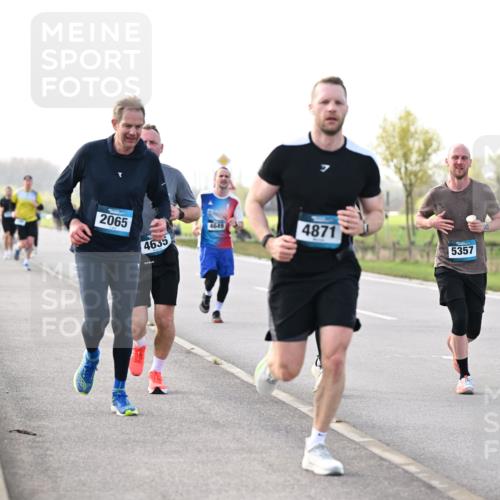 12.04.2026 - 45. Internationalen Wilhelmsburger Insellauf Dr. Thomas Lammeyer http://msf.ph/oto/9443305 12.04.2026 10:15:25 Laufen 2065, 4649, 4871, 4635, 5357 meine-sportfotos.de
