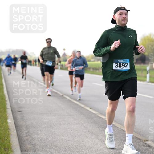 12.04.2026 - 45. Internationalen Wilhelmsburger Insellauf Dr. Thomas Lammeyer http://msf.ph/oto/9443388 12.04.2026 10:15:45 Laufen 3892, 4907 meine-sportfotos.de