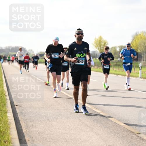12.04.2026 - 45. Internationalen Wilhelmsburger Insellauf Dr. Thomas Lammeyer http://msf.ph/oto/9444022 12.04.2026 10:17:39 Laufen 3227, 2810, 5840, 5594 meine-sportfotos.de
