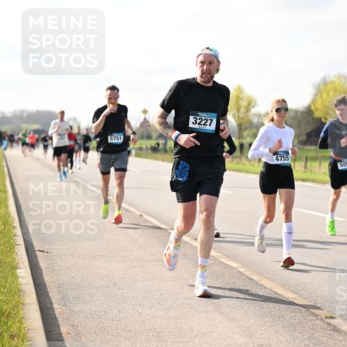 12.04.2026 - 45. Internationalen Wilhelmsburger Insellauf Dr. Thomas Lammeyer http://msf.ph/oto/9444032 12.04.2026 10:17:41 Laufen 5751, 3227, 4755, 5594, 5 meine-sportfotos.de