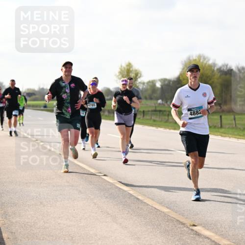 12.04.2026 - 45. Internationalen Wilhelmsburger Insellauf Dr. Thomas Lammeyer http://msf.ph/oto/9444162 12.04.2026 10:18:13 Laufen 16, 4785, 4882 meine-sportfotos.de