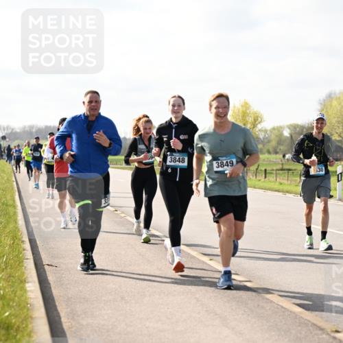 12.04.2026 - 45. Internationalen Wilhelmsburger Insellauf Dr. Thomas Lammeyer http://msf.ph/oto/9444481 12.04.2026 10:19:11 Laufen 94, 3848, 3849, 30 meine-sportfotos.de