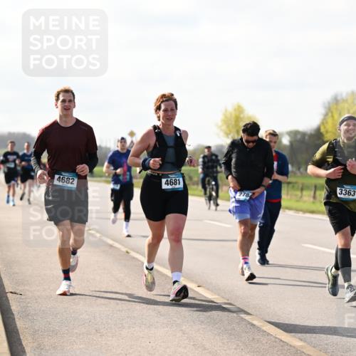 12.04.2026 - 45. Internationalen Wilhelmsburger Insellauf Dr. Thomas Lammeyer http://msf.ph/oto/9444894 12.04.2026 10:20:32 Laufen 4682, 4681, 278, 3363 meine-sportfotos.de