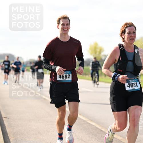 12.04.2026 - 45. Internationalen Wilhelmsburger Insellauf Dr. Thomas Lammeyer http://msf.ph/oto/9444903 12.04.2026 10:20:33 Laufen 4682, 45, 4681, 278 meine-sportfotos.de