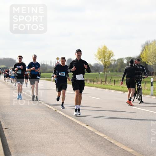 12.04.2026 - 45. Internationalen Wilhelmsburger Insellauf Dr. Thomas Lammeyer http://msf.ph/oto/9444920 12.04.2026 10:20:37 Laufen 4494, 4992 meine-sportfotos.de