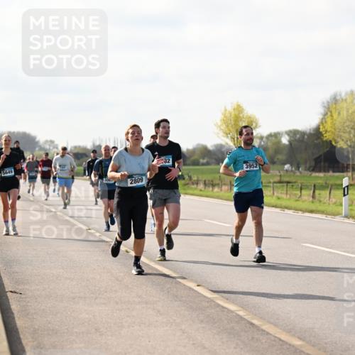 12.04.2026 - 45. Internationalen Wilhelmsburger Insellauf Dr. Thomas Lammeyer http://msf.ph/oto/9444966 12.04.2026 10:20:45 Laufen 5649, 3063, 2809, 32, 3952 meine-sportfotos.de