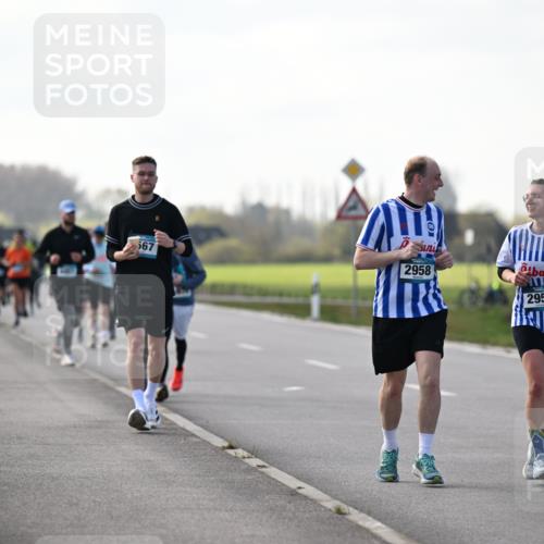 12.04.2026 - 45. Internationalen Wilhelmsburger Insellauf Dr. Thomas Lammeyer http://msf.ph/oto/9445785 12.04.2026 10:24:26 Laufen 567, 2958, 2957 meine-sportfotos.de