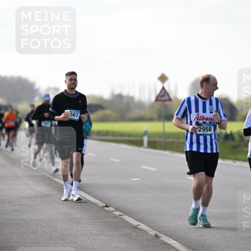 12.04.2026 - 45. Internationalen Wilhelmsburger Insellauf Dr. Thomas Lammeyer http://msf.ph/oto/9445787 12.04.2026 10:24:27 Laufen 567, 2958, 2957 meine-sportfotos.de