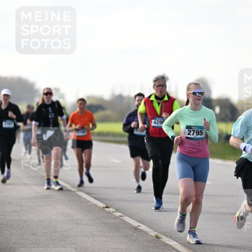 12.04.2026 - 45. Internationalen Wilhelmsburger Insellauf Dr. Thomas Lammeyer http://msf.ph/oto/9445859 12.04.2026 10:24:39 Laufen 429, 2795, 501 meine-sportfotos.de