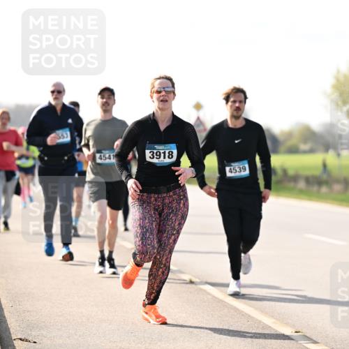 12.04.2026 - 45. Internationalen Wilhelmsburger Insellauf Dr. Thomas Lammeyer http://msf.ph/oto/9446046 12.04.2026 10:25:15 Laufen 4541, 3918, 4539 meine-sportfotos.de