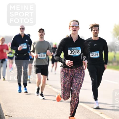 12.04.2026 - 45. Internationalen Wilhelmsburger Insellauf Dr. Thomas Lammeyer http://msf.ph/oto/9446051 12.04.2026 10:25:15 Laufen 4541, 3918, 4539 meine-sportfotos.de