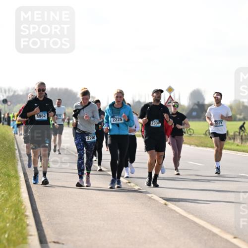 12.04.2026 - 45. Internationalen Wilhelmsburger Insellauf Dr. Thomas Lammeyer http://msf.ph/oto/9448142 12.04.2026 10:33:24 Laufen 4982, 3570, 2203, 2225, 2330, 5537 meine-sportfotos.de