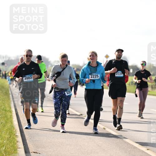 12.04.2026 - 45. Internationalen Wilhelmsburger Insellauf Dr. Thomas Lammeyer http://msf.ph/oto/9448155 12.04.2026 10:33:26 Laufen 4982, 220, 2225, 2330, 37 meine-sportfotos.de