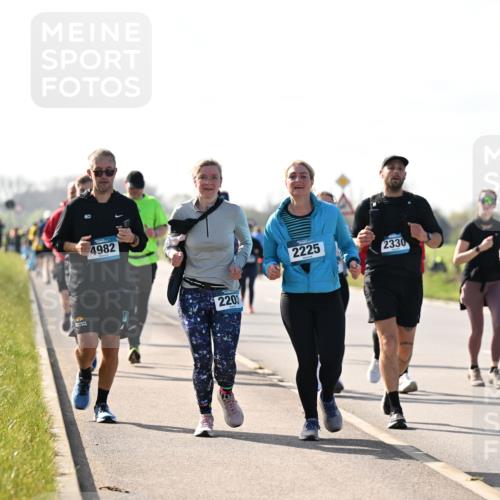 12.04.2026 - 45. Internationalen Wilhelmsburger Insellauf Dr. Thomas Lammeyer http://msf.ph/oto/9448158 12.04.2026 10:33:27 Laufen 4982, 2203, 2225, 2330, 5537 meine-sportfotos.de