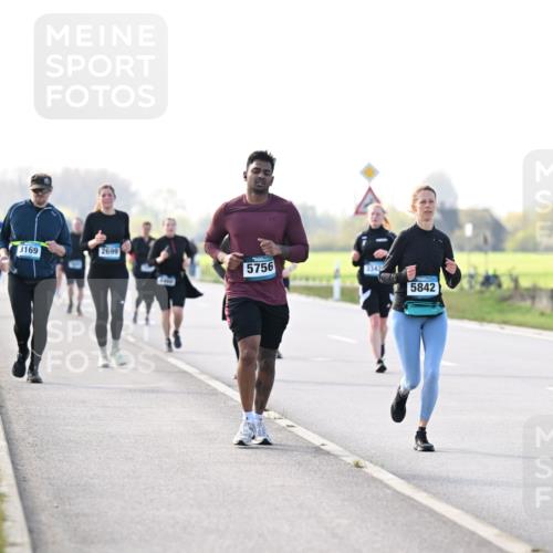 12.04.2026 - 45. Internationalen Wilhelmsburger Insellauf Dr. Thomas Lammeyer http://msf.ph/oto/9448688 12.04.2026 10:36:01 Laufen 3169, 2699, 5756, 3342, 5842 meine-sportfotos.de