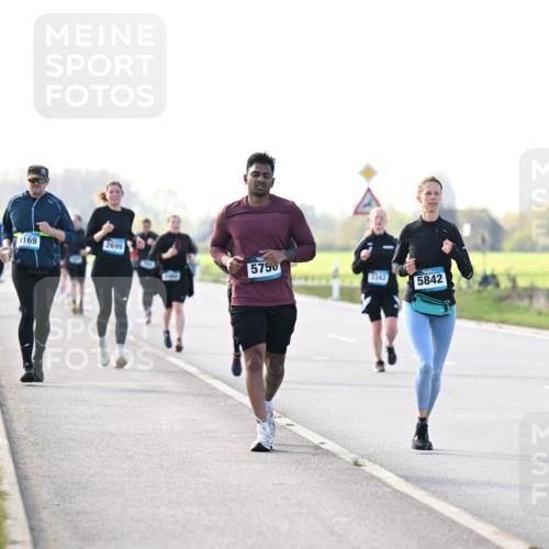 12.04.2026 - 45. Internationalen Wilhelmsburger Insellauf Dr. Thomas Lammeyer http://msf.ph/oto/9448689 12.04.2026 10:36:01 Laufen 169, 2699, 5750, 3342, 5842 meine-sportfotos.de