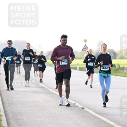 12.04.2026 - 45. Internationalen Wilhelmsburger Insellauf Dr. Thomas Lammeyer http://msf.ph/oto/9448691 12.04.2026 10:36:01 Laufen 3169, 2699, 5756, 5842 meine-sportfotos.de