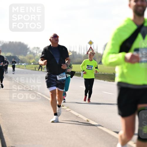 12.04.2026 - 45. Internationalen Wilhelmsburger Insellauf Dr. Thomas Lammeyer http://msf.ph/oto/9449896 12.04.2026 10:40:19 Laufen 3202, 25, 5616 meine-sportfotos.de