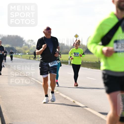 12.04.2026 - 45. Internationalen Wilhelmsburger Insellauf Dr. Thomas Lammeyer http://msf.ph/oto/9449897 12.04.2026 10:40:19 Laufen 497, 3202, 2, 5616, 2305 meine-sportfotos.de